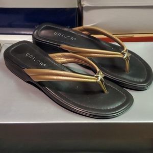 Unisa Casper Low-Heel Flip-Flip Thong Sandals 6B